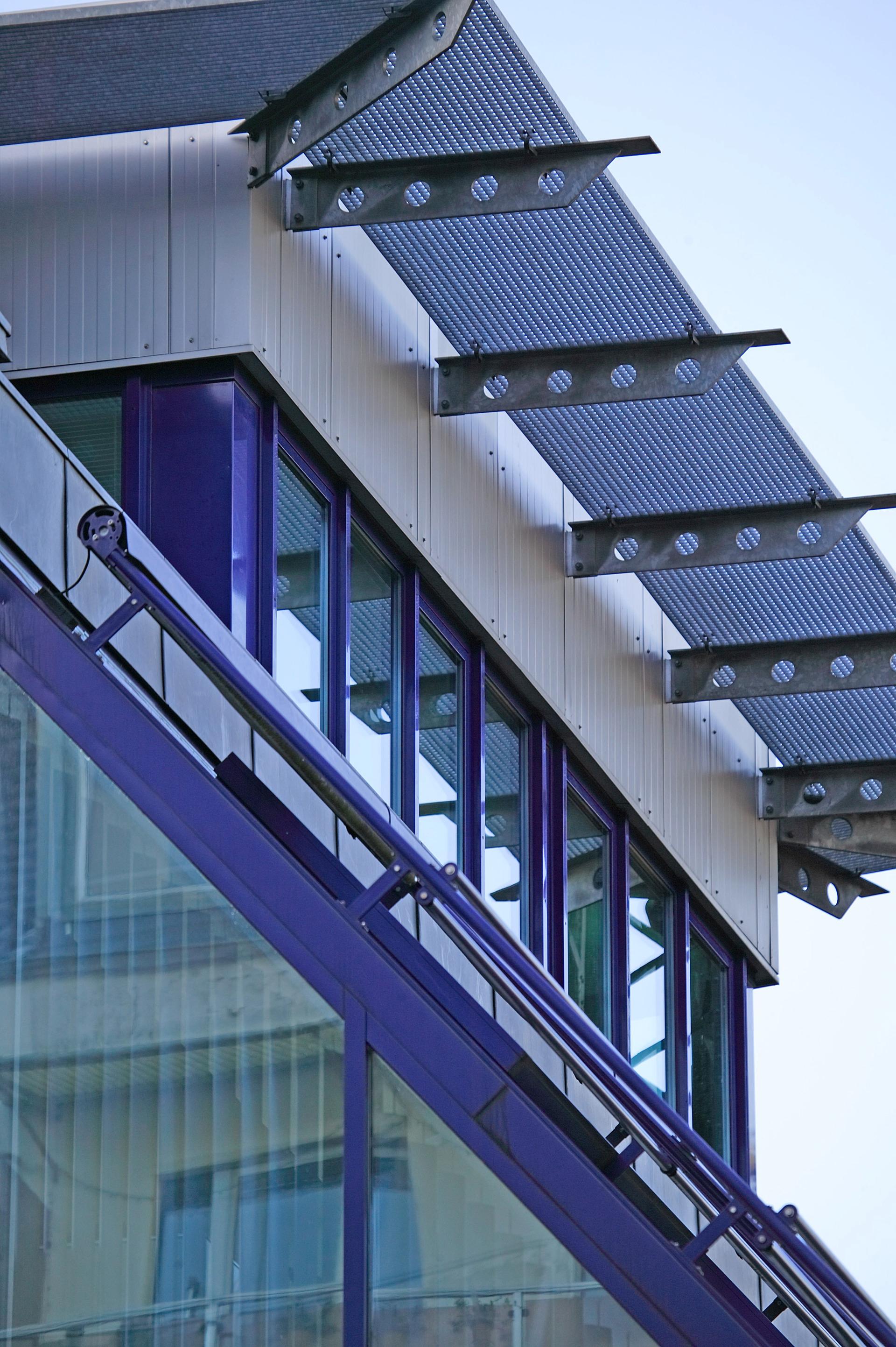 Moderner Anbau mit Glasfront